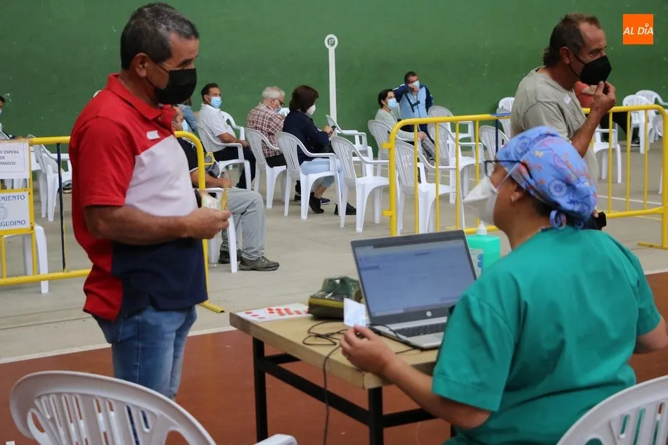 Foto 7 - M&aacute;s de 600 personas de entre 52 y 55 a&ntilde;os reciben en Vitigudino la segunda dosis de Pfizer  