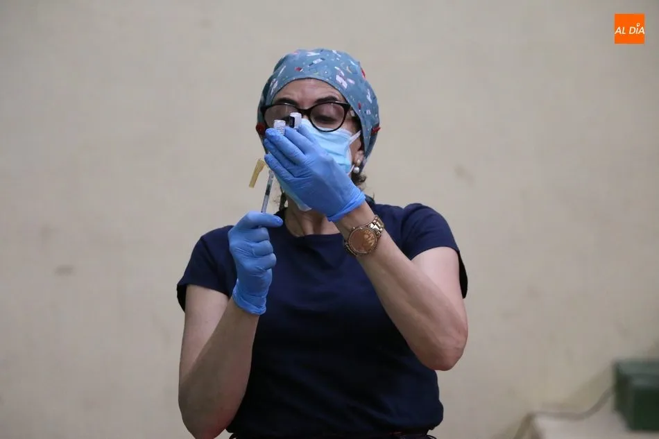 Foto 5 - M&aacute;s de 600 personas de entre 52 y 55 a&ntilde;os reciben en Vitigudino la segunda dosis de Pfizer  