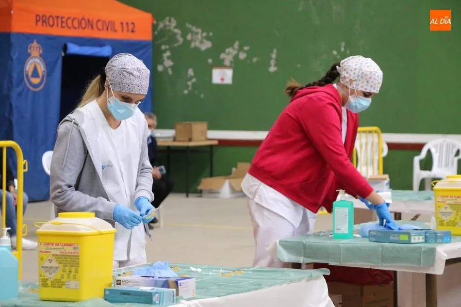 Foto 4 - M&aacute;s de 600 personas de entre 52 y 55 a&ntilde;os reciben en Vitigudino la segunda dosis de Pfizer  