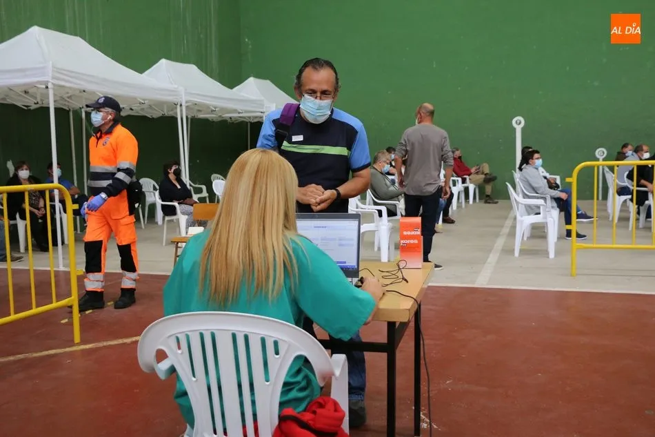 Foto 3 - M&aacute;s de 600 personas de entre 52 y 55 a&ntilde;os reciben en Vitigudino la segunda dosis de Pfizer  