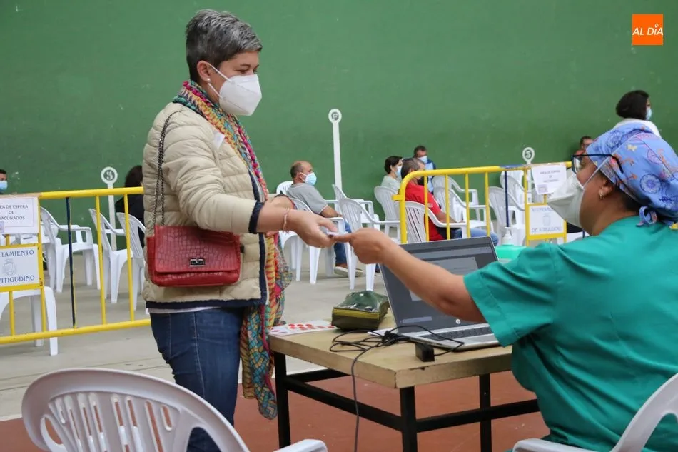 Más de 600 personas de entre 52 y 55 años reciben en Vitigudino la segunda dosis de Pfizer  