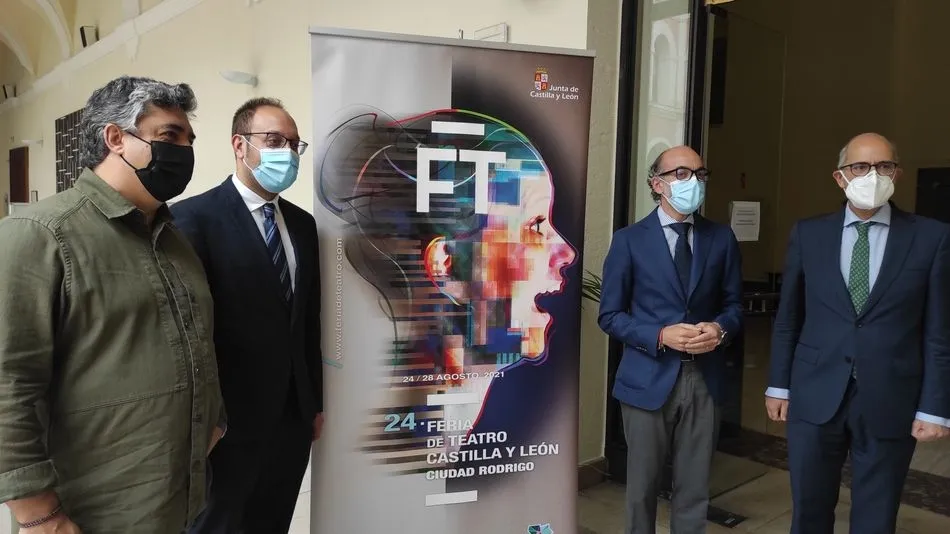El consejero de Cultura y Turismo, Javier Ortega; el presidente de la Diputación de Salamanca, Francisco Javier Iglesias; el alcalde de Ciudad Rodrigo, Marcos Iglesias, y el director de la Feria de Teatro de Castilla y León, Manuel González