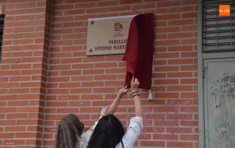 Foto 6 - El IES Fray Diego rinde tributo a Antonio Mart&iacute;n Heras bautizando con su nombre el Pabell&oacute;n del...