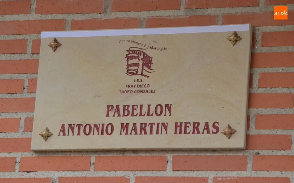 Foto 3 - El IES Fray Diego rinde tributo a Antonio Mart&iacute;n Heras bautizando con su nombre el Pabell&oacute;n del...