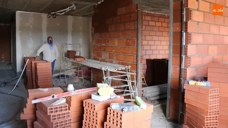 Alfonso Castilla espera la llegada de nuevas familias con hijos a Peralejos de Abajo / CORRAL