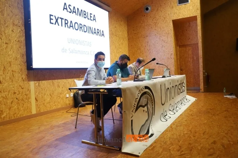 Foto 3 - Los socios de Unionistas votan a favor de subir los precios de los carnets: los colaboradores PRO...