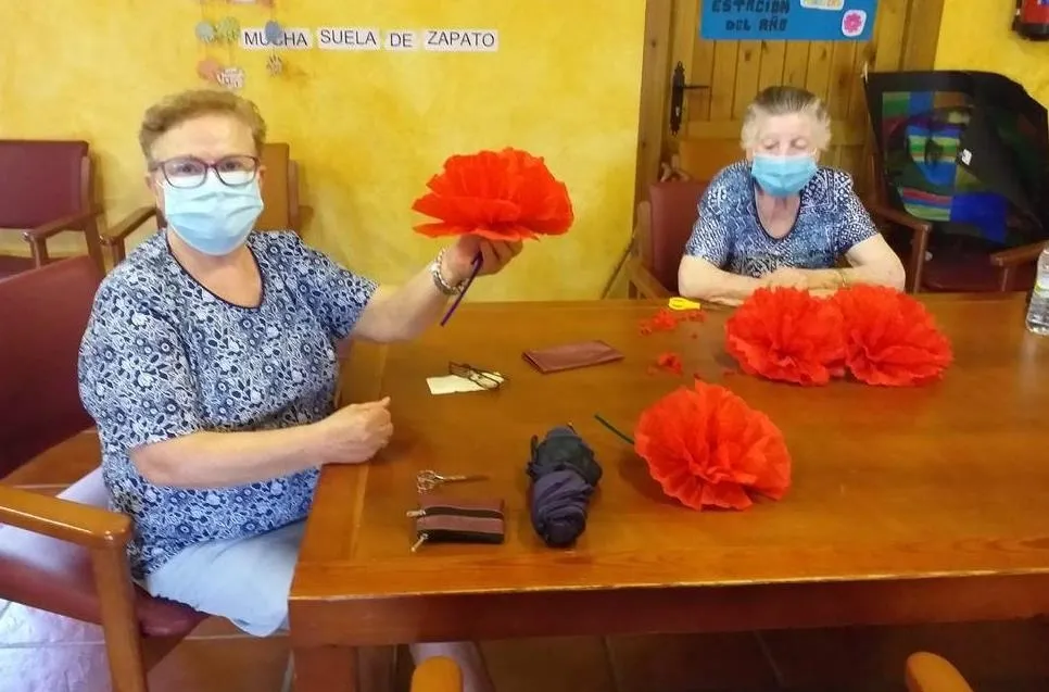 Preparando las rosas que adornarán los soportales de la Casa Consistorial