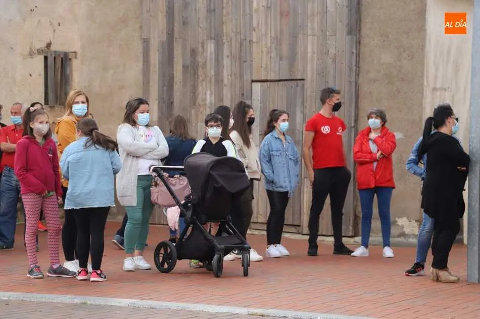 Foto 11 - Los vecinos de Do&ntilde;inos salen a la calle para mostrar su rechazo a la violencia de g&eacute;nero &nbsp;  