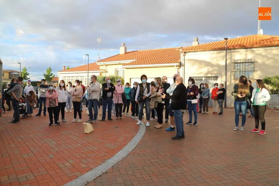 Foto 8 - Los vecinos de Do&ntilde;inos salen a la calle para mostrar su rechazo a la violencia de g&eacute;nero &nbsp;  