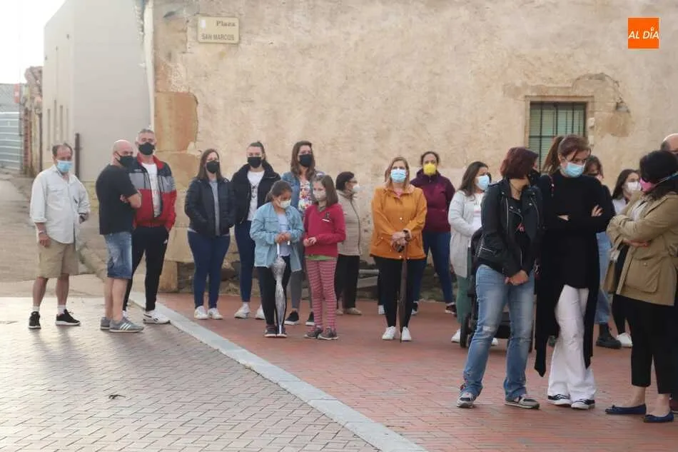 Foto 7 - Los vecinos de Do&ntilde;inos salen a la calle para mostrar su rechazo a la violencia de g&eacute;nero &nbsp;  