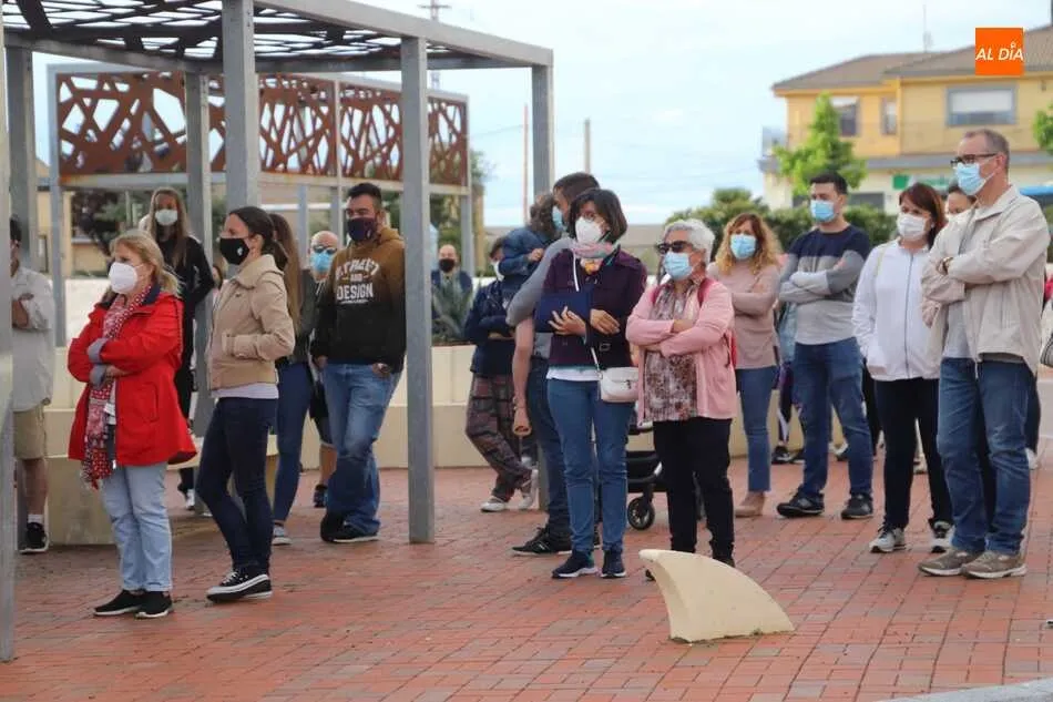 Foto 5 - Los vecinos de Do&ntilde;inos salen a la calle para mostrar su rechazo a la violencia de g&eacute;nero &nbsp;  