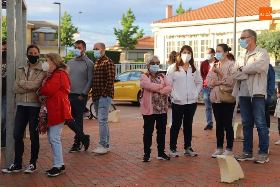 Foto 4 - Los vecinos de Do&ntilde;inos salen a la calle para mostrar su rechazo a la violencia de g&eacute;nero &nbsp;  