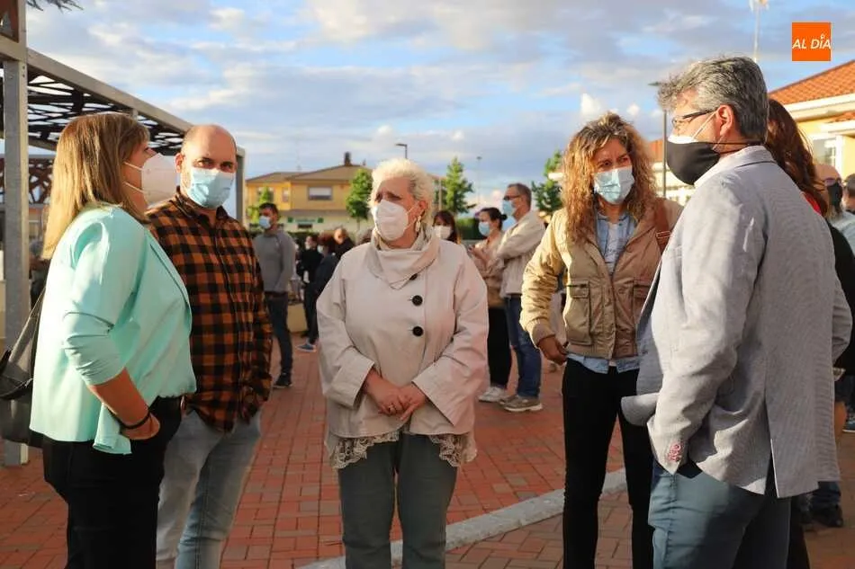 Foto 3 - Los vecinos de Do&ntilde;inos salen a la calle para mostrar su rechazo a la violencia de g&eacute;nero &nbsp;  