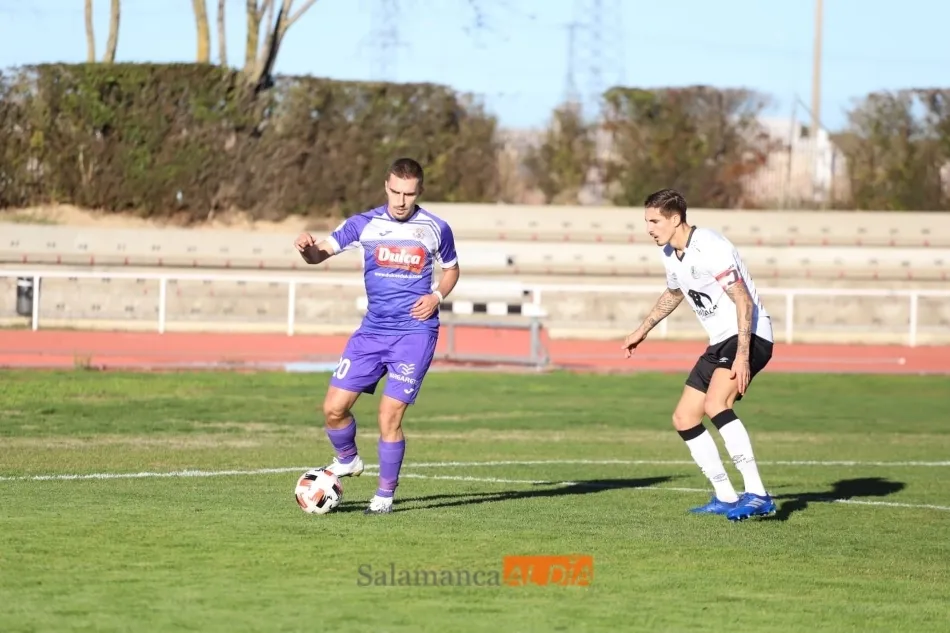 Manu González, con el balón en su poder, ante Lauren Egea, capitán del filial del Salamanca UDS