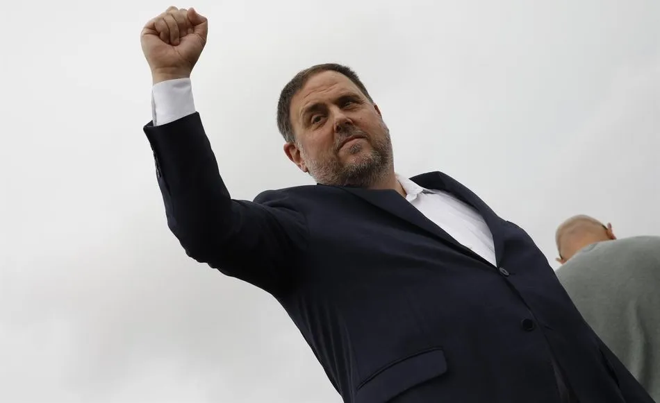 El presidente de ERC, Oriol Junqueras, sale de la cárcel de Lledoners tras recibir el indulto. Foto de KIKE RINCÓN - EP