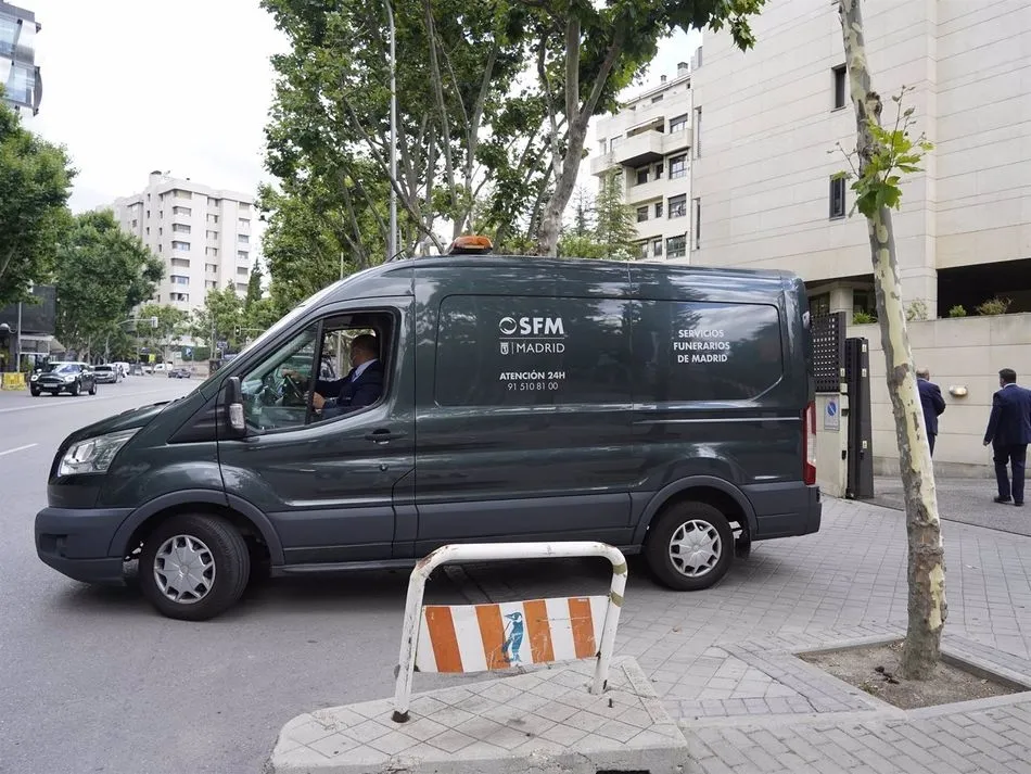 Furgoneta fúnebre sale de la casa de Mila Ximénez con los restos mortales de la colaboradora | EUROPA PRESS