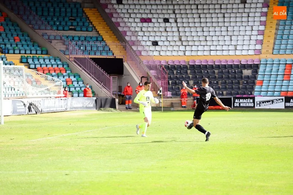 Sotres, ante Uxío, en pretemporada / Lydia González