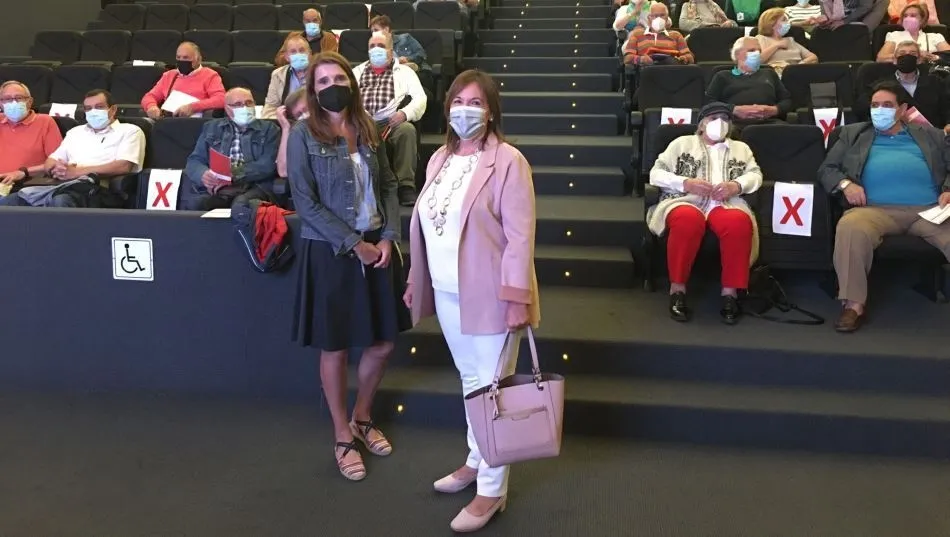 La concejala de Participación Social, Almudena Parres y de la concejala de Mayores, Isabel Macías, en estas jornadas en el centro Julián Sánchez El Charro