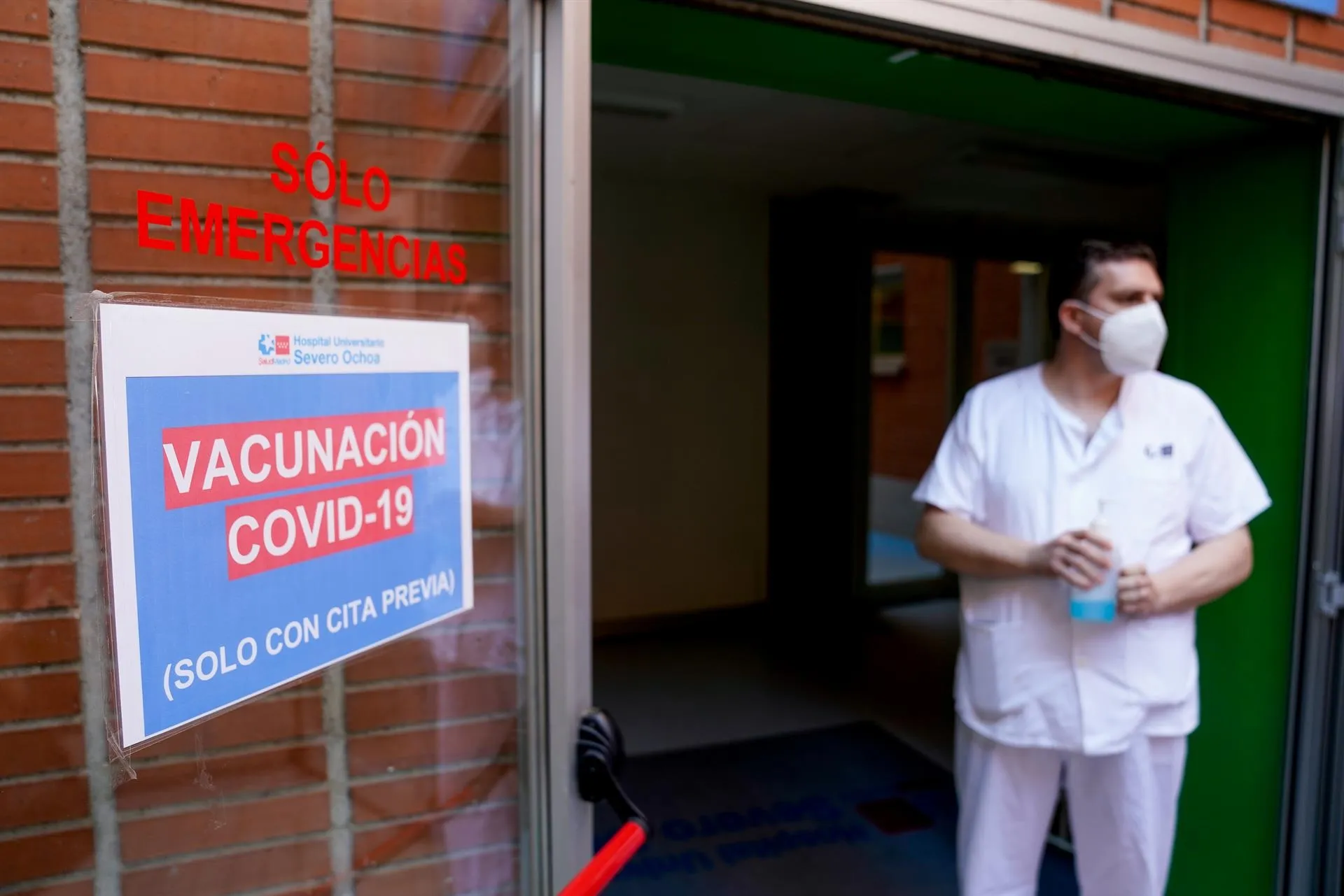 España supera el 50% de la población con una dosis y los 15 millones de personas con pauta...