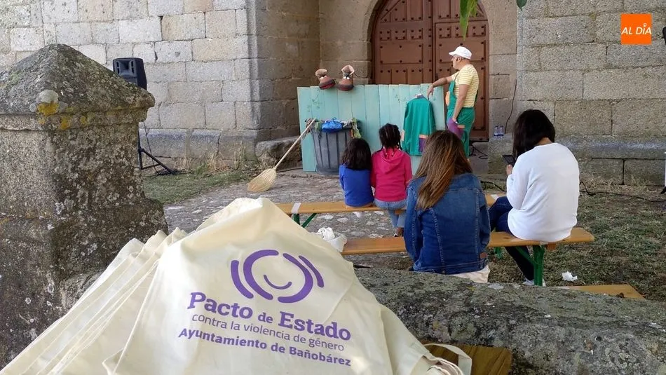 Foto 2 - Un espect&aacute;culo de t&iacute;teres sobre la concienciaci&oacute;n ecol&oacute;gica y la igualdad despide el curso...