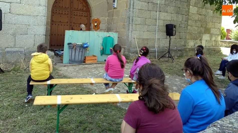 Foto 6 - Un espect&aacute;culo de t&iacute;teres sobre la concienciaci&oacute;n ecol&oacute;gica y la igualdad despide el curso...