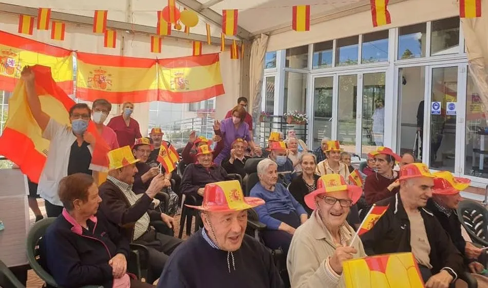 Animación en la residencia de mayores Arapiles, con motivo de los partidos de España en la Eurocopa