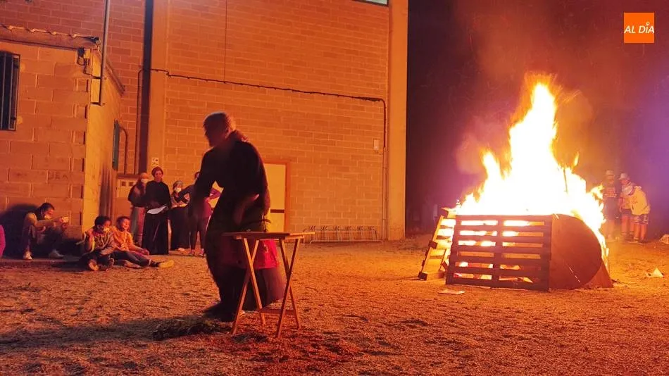 Huerta escenifica antiguos ritos junto a la hoguera de San Juan  