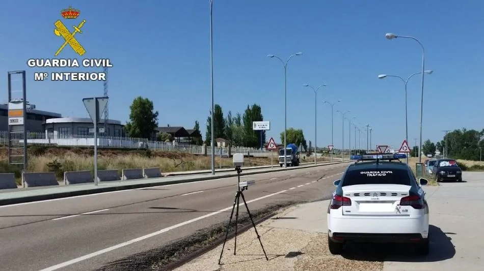 Cazado un conductor portugués circulando a 219 kilómetros por hora por la A-62  