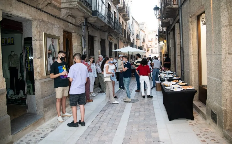 Foto 5 - Vecinos y comerciantes de la calle San Juan festejan la noche que da nombre a su v&iacute;a  