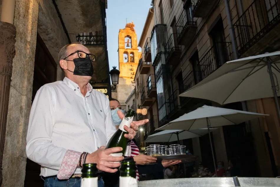 Foto 6 - Vecinos y comerciantes de la calle San Juan festejan la noche que da nombre a su v&iacute;a  