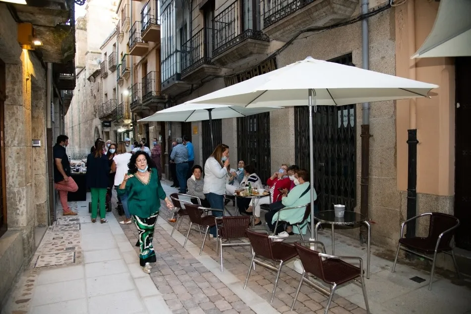 Foto 4 - Vecinos y comerciantes de la calle San Juan festejan la noche que da nombre a su v&iacute;a  