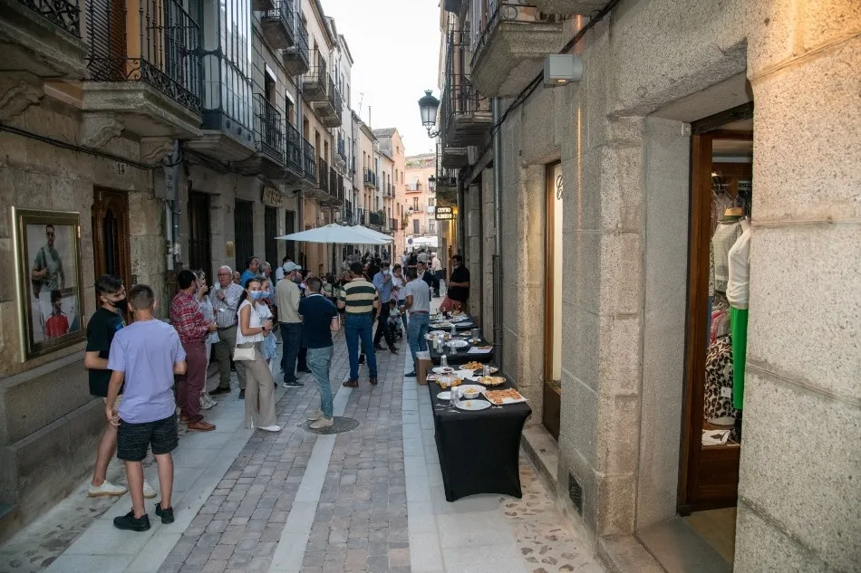 Foto 3 - Vecinos y comerciantes de la calle San Juan festejan la noche que da nombre a su v&iacute;a  