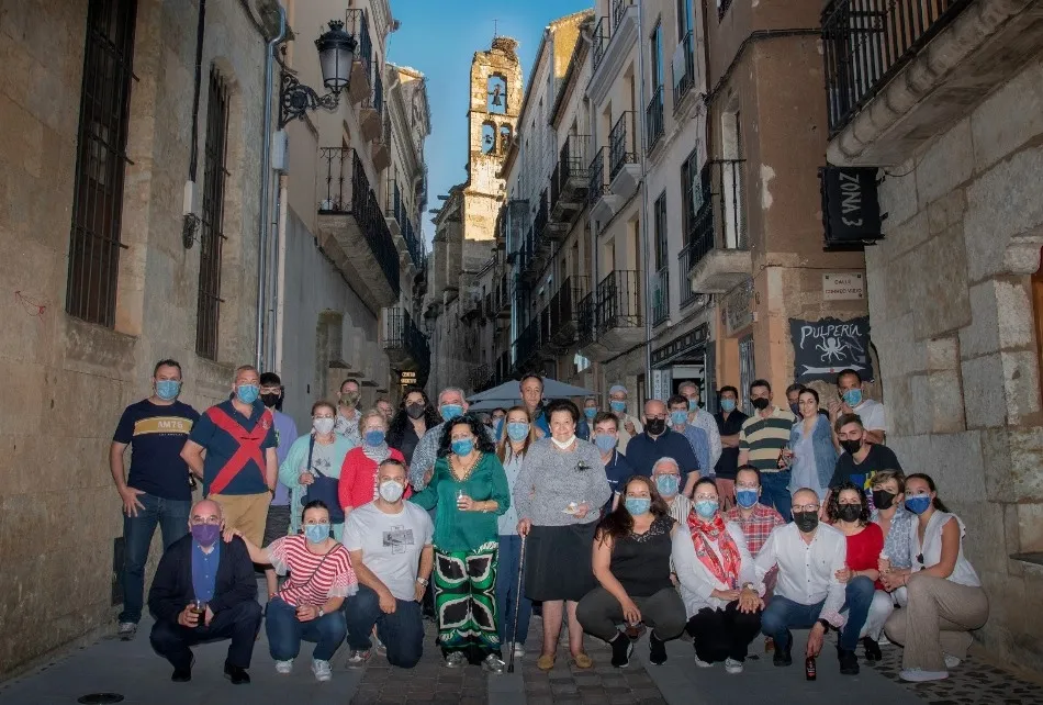 Vecinos y comerciantes de la calle San Juan festejan la noche que da nombre a su vía  