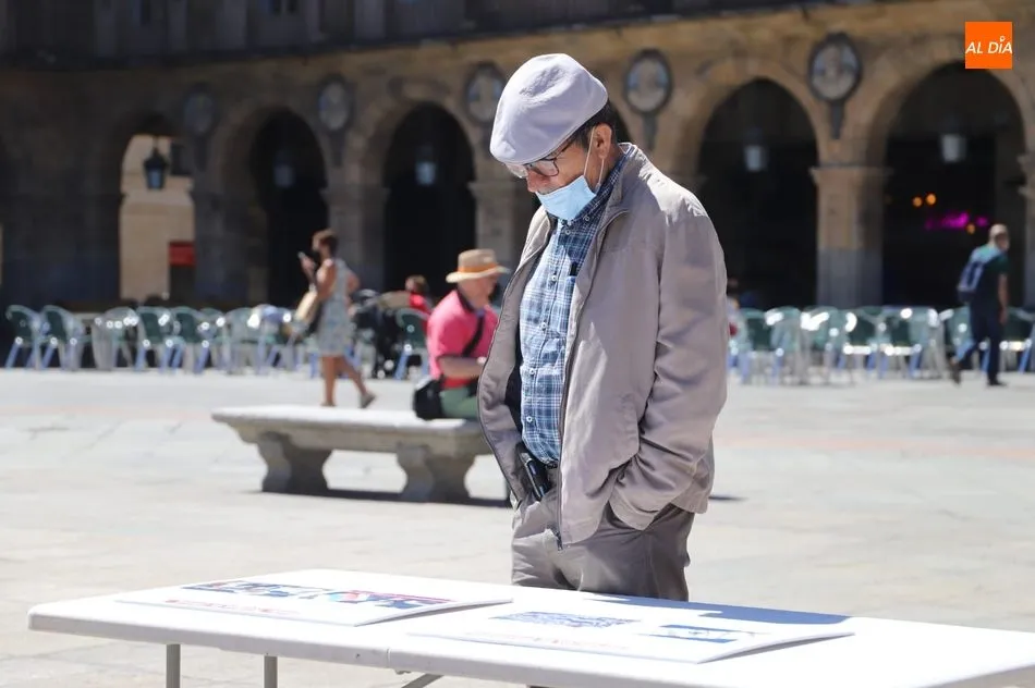Foto 3 - Asociaciones salmantinas muestran en la Plaza Mayor la dura realidad de los refugiados