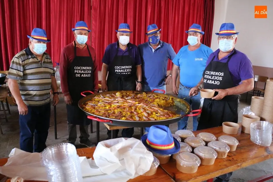 Cada comensal recibía, además del menú de San Juan, un sombrero como obsequio  / CORRAL