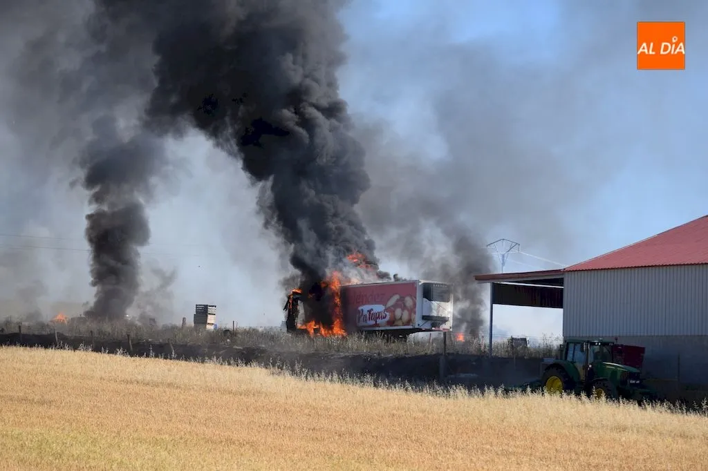 Foto 11 - Un incendio en un semirremolque moviliza al servicio de bomberos de Alba de Tormes