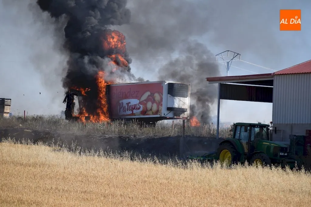 Foto 10 - Un incendio en un semirremolque moviliza al servicio de bomberos de Alba de Tormes