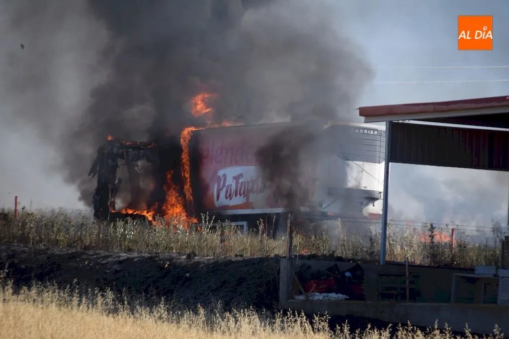 Foto 9 - Un incendio en un semirremolque moviliza al servicio de bomberos de Alba de Tormes