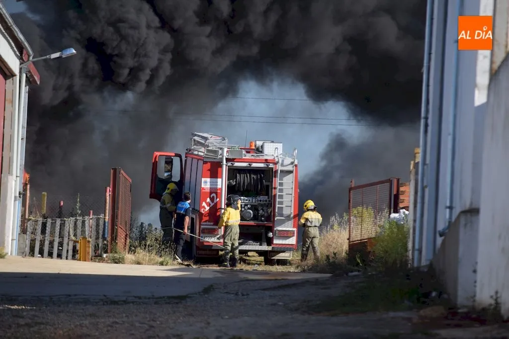 Foto 8 - Un incendio en un semirremolque moviliza al servicio de bomberos de Alba de Tormes