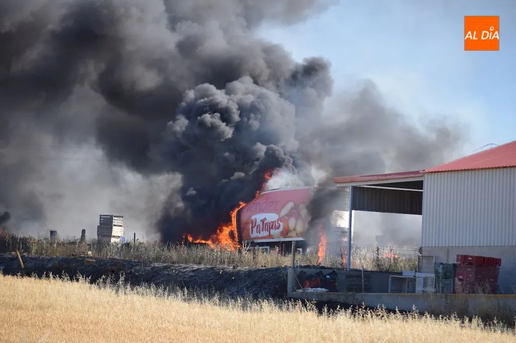 Foto 6 - Un incendio en un semirremolque moviliza al servicio de bomberos de Alba de Tormes