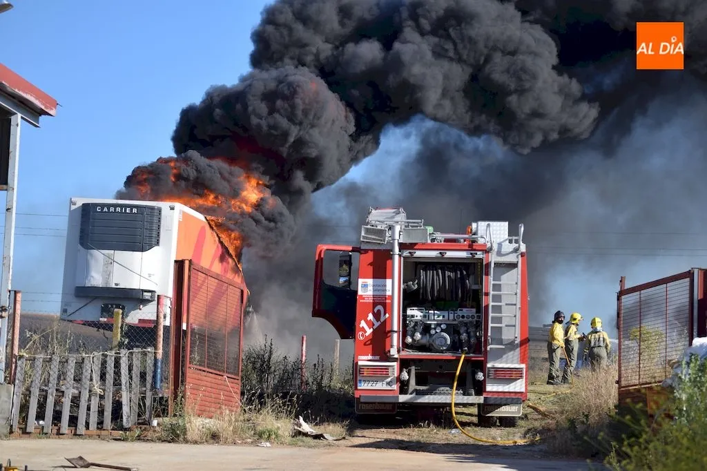 Foto 5 - Un incendio en un semirremolque moviliza al servicio de bomberos de Alba de Tormes