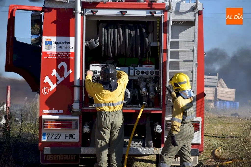 Foto 4 - Un incendio en un semirremolque moviliza al servicio de bomberos de Alba de Tormes