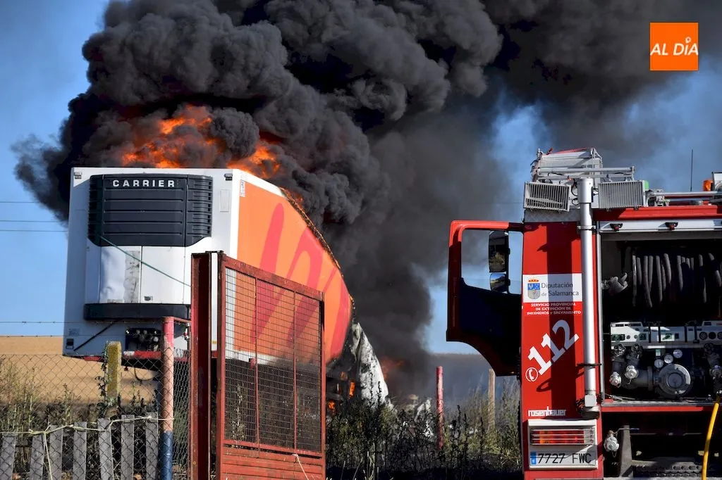 Foto 3 - Un incendio en un semirremolque moviliza al servicio de bomberos de Alba de Tormes
