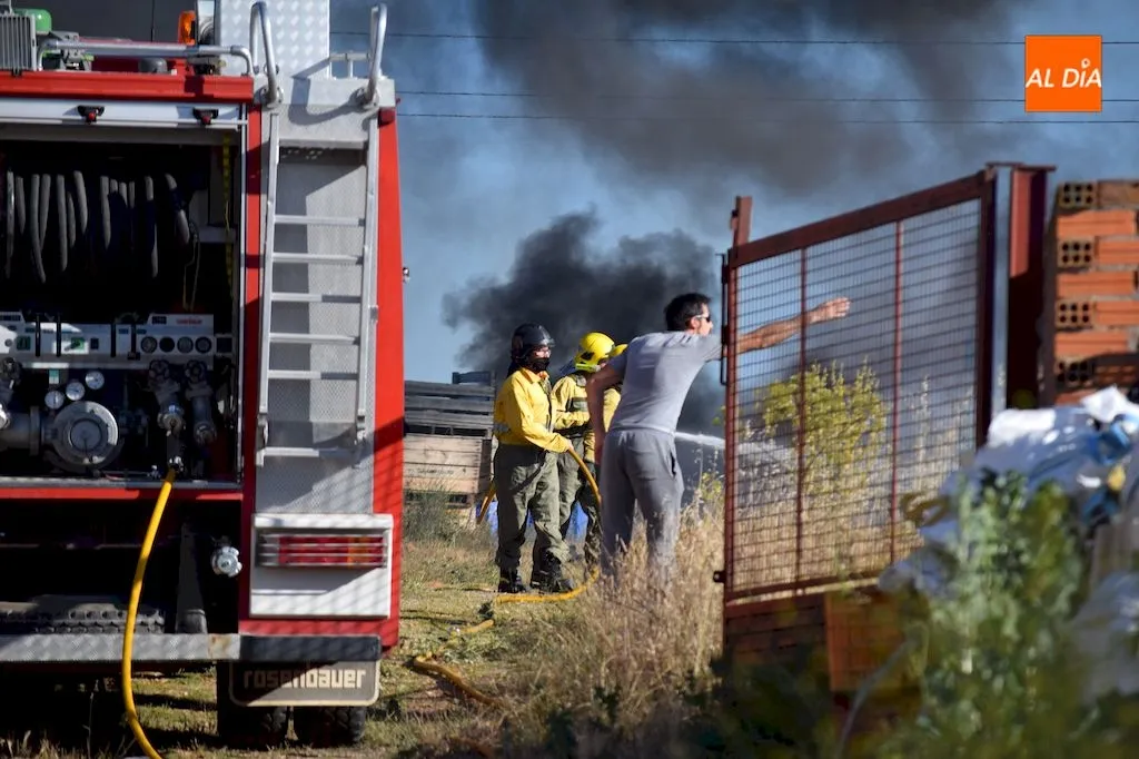 Foto 2 - Un incendio en un semirremolque moviliza al servicio de bomberos de Alba de Tormes