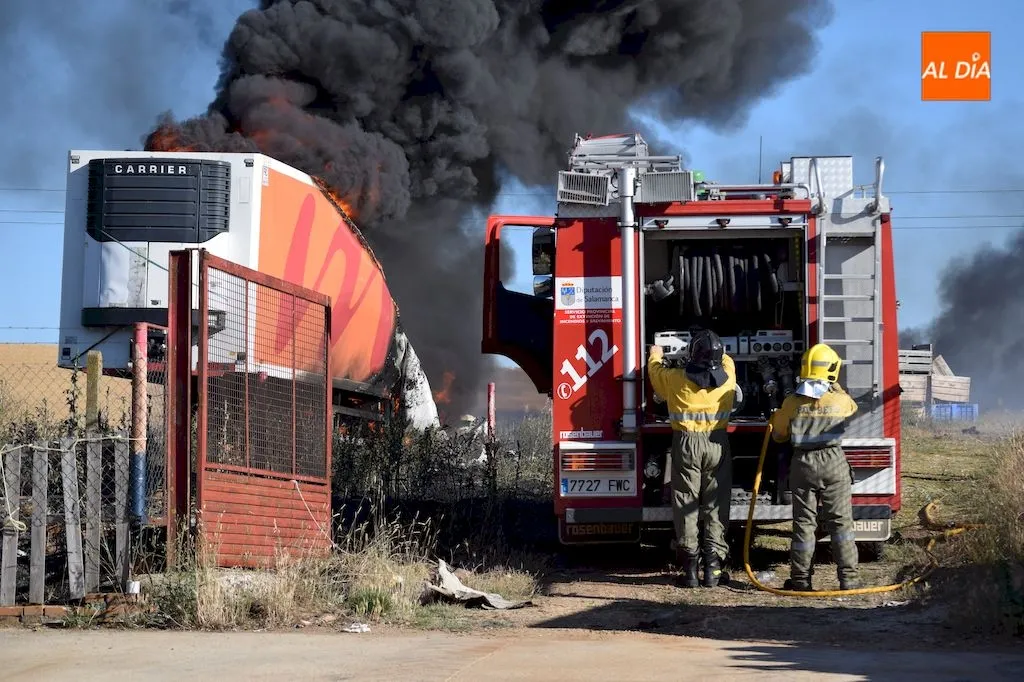Bomberos de Alba de Tormes tratan de sofocar las llamas / Pedro Zaballos