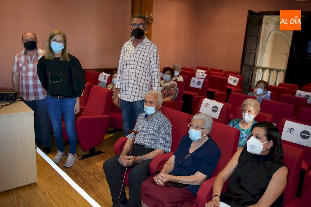 Manuel Pérez, Concepción Miguélez y Nicolás Hernández (de pie) junto al público asistente a la conferencia / Pedro Zaballos