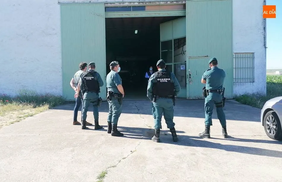 Intervención de la Guardia Civil en una nave de Villoruela. | Basilio Sánchez