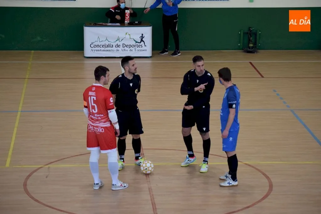 Saludo de los capitanes de ambos equipos en el partido de ida / Pedro Zaballos