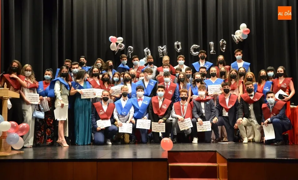 El IES Tierra despide en el Teatro Nuevo a la generación del esfuerzo  