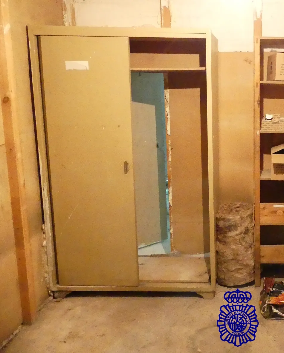 Foto 2 - Dos detenidos cuando sal&iacute;an del local en el que ten&iacute;an una plantaci&oacute;n &lsquo;indoor&rsquo; de marihuana&nbsp;
